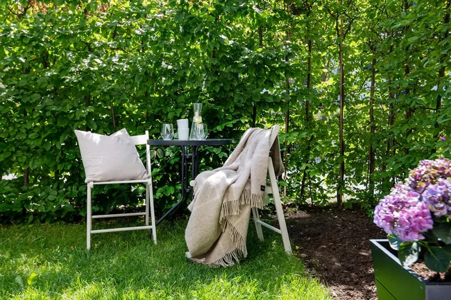 Wie gestalte ich eine gemütliche Aussenlounge?