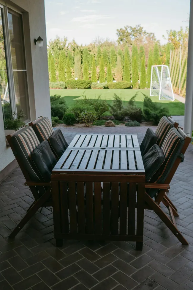 Holz-Gartenset vs Aluminium-Gartenset — Haltbarkeit im Aussenbereich