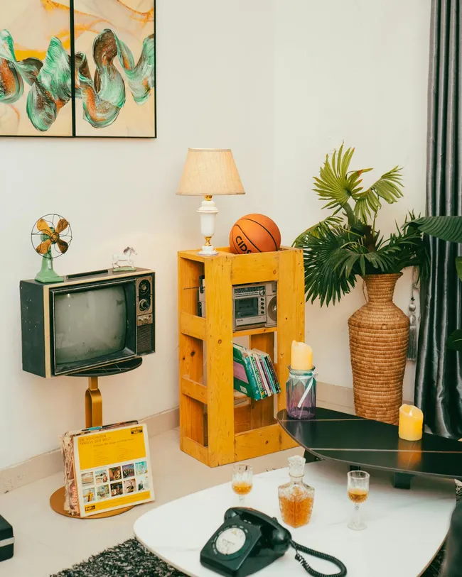 Wohnzimmer mit Vintage-Teaksideboard und Retro-Farbpalette der 70er in Orange und Braun