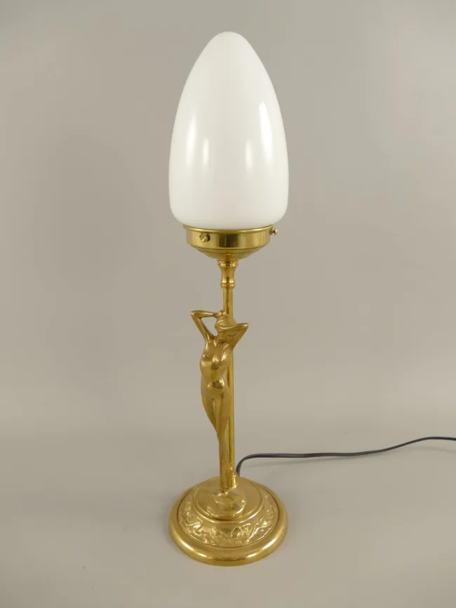 Art-Nouveau-Tischlampe Messing mit Aktfigur und Opalglas