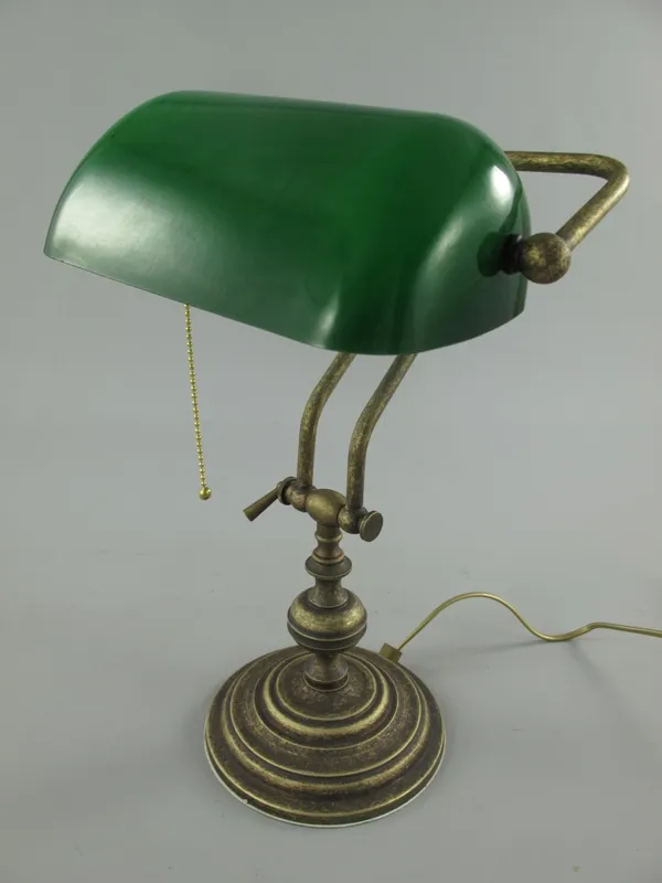 Bankerlampe Messing brüniert mit grünem Glasschirm und rundem Stufenfuß 45 cm