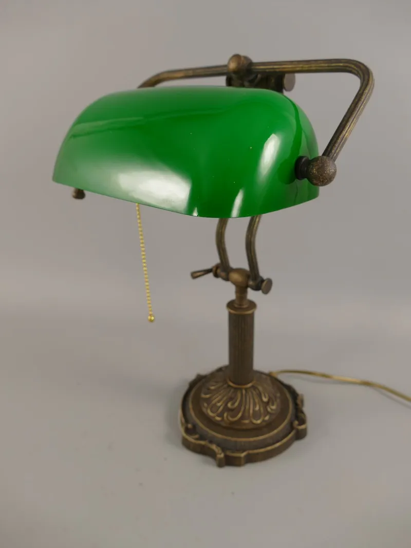 Bankerlampe Messing brüniert mit grünem Glasschirm und verziertem Fuß 45 cm