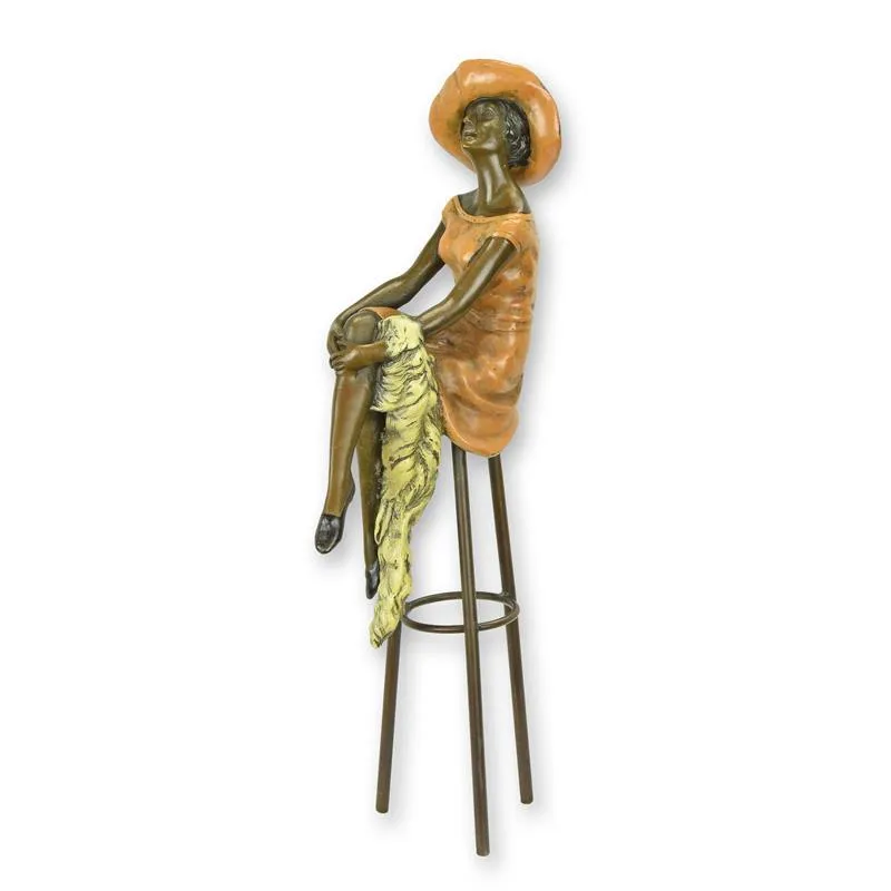 Bemalte Bronzefigur Frau auf Barhocker mit Hut 28 cm