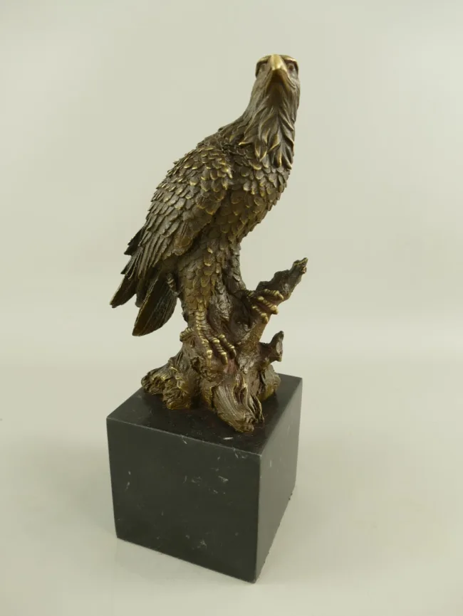 Bronze-Adler auf verwittertem Baumstumpf – schwarzer Marmorsockel