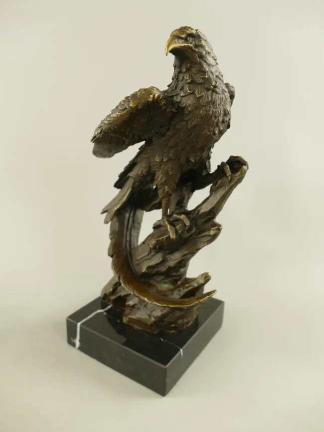 Bronzeadler auf verzweigtem Felsenast – Raubvogelskulptur in Landungsposition H 27 cm