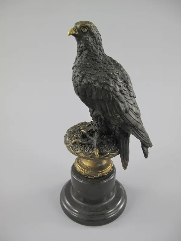 Bronzeadler auf Felsring mit goldgelbem Schnabel 32 cm hoch
