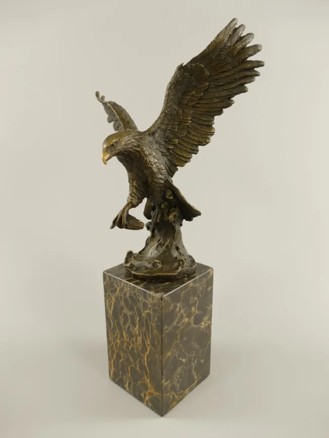 Bronzeadler mit gespreizten Fluegeln – Portoro-Marmorsockel
