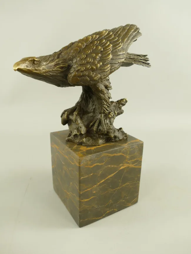 Bronze Adler im Angriffsflug auf Felsformation – warmgelber Marmorsockel