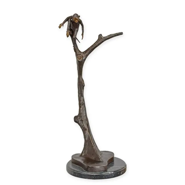 Bronze-Affe im Baum — schlanke skulpturale Komposition
