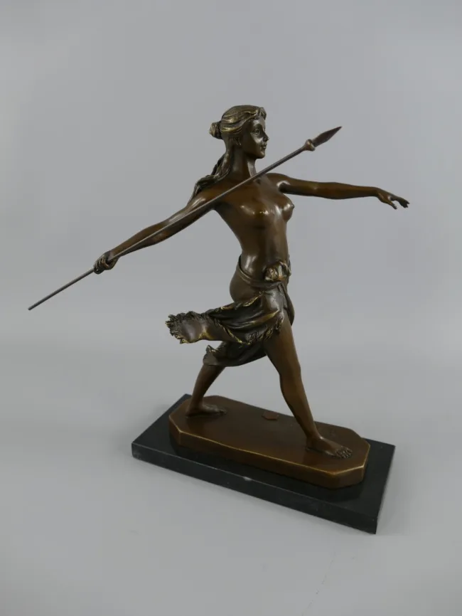 Bronze-Amazone mit Speer – athletische Frauenskulptur im vorwaertigen Ausfallschritt auf Marmorplinthe H 30 cm