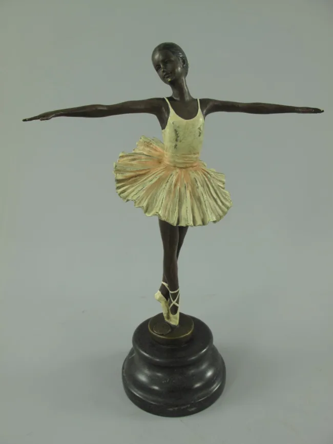 Bronze-Ballerina mit creme-goldenem Tutu – polychrome Balletfigur auf rundem Sockel