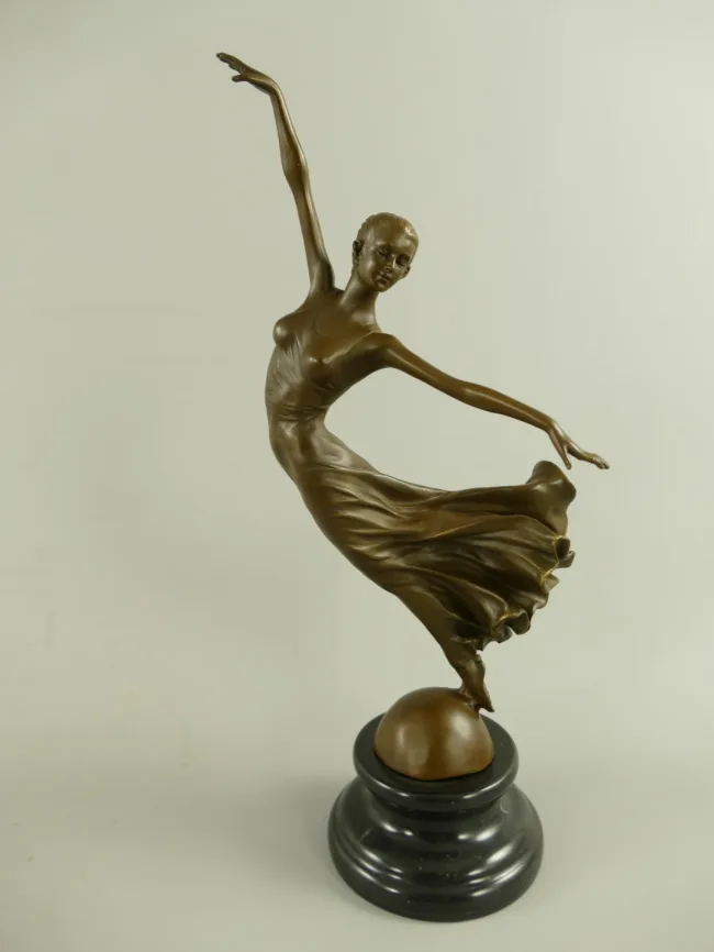Bronze-Ballerina auf Kugel im flatternden Kleid 34 cm hoch