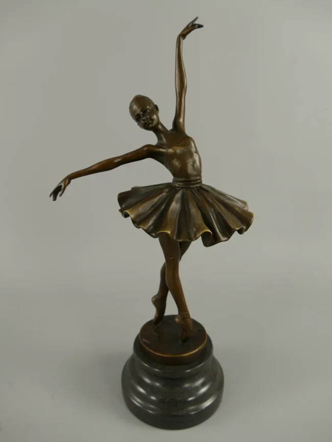 Bronzeballerina in Pirouette mit faecherartigem Tutu auf Marmor-Podest