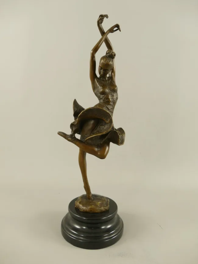Bronze-Ballerina in der Pirouette auf Marmorsockel