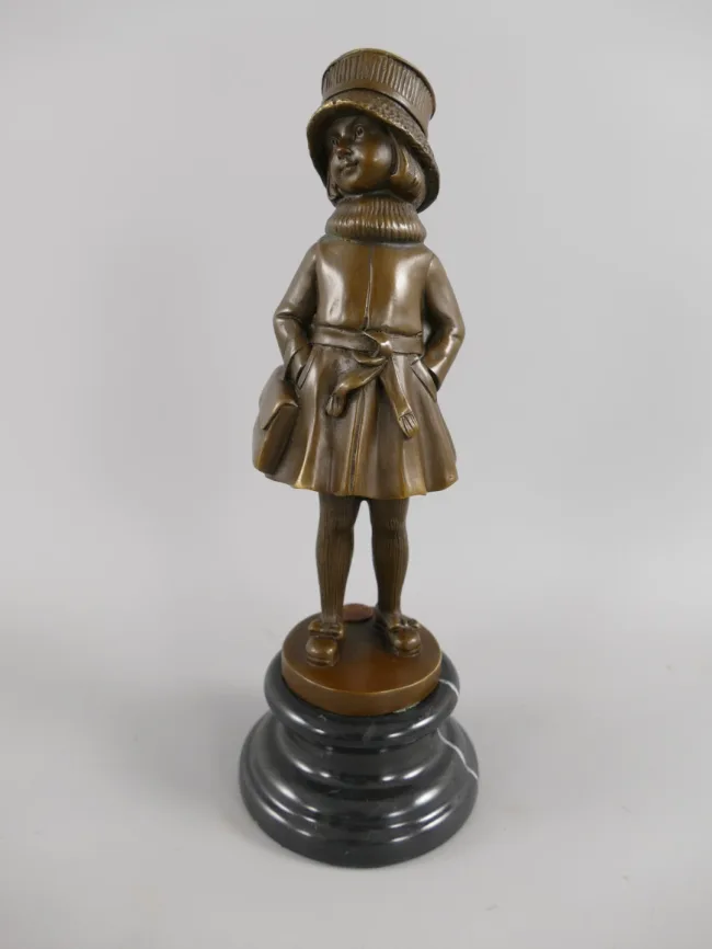 Bronze Belle Époque Schulmädchen mit Hut und Schultasche