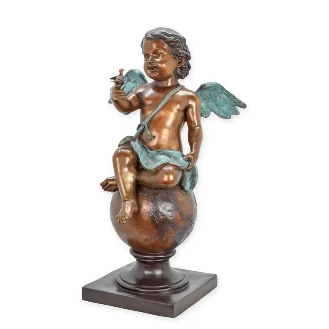 Bronze-Cupido sitzend auf Kugel mit Vogel