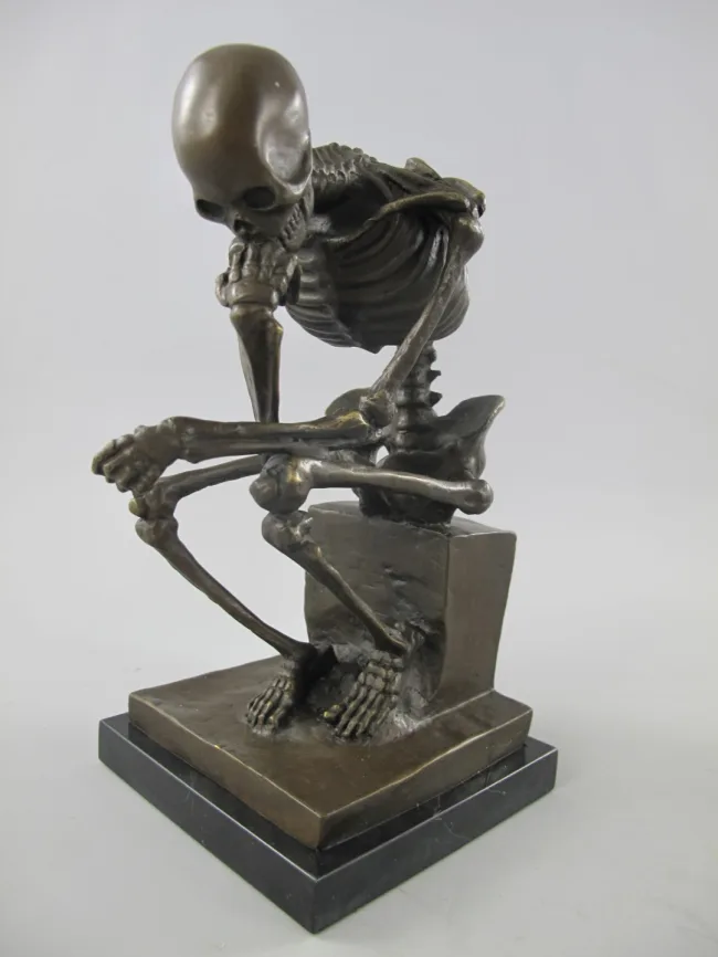 Bronze denkendes Skelett nach Rodin – Vanitas-Skulptur auf Marmorsockel