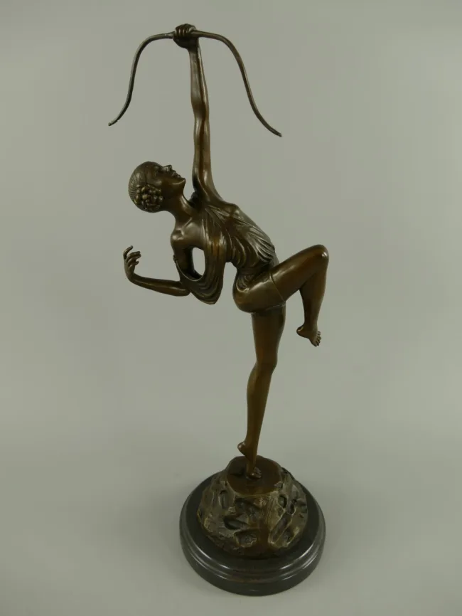 Bronze Diana mit Bogen dynamische Pose 50 cm auf Marmorsockel
