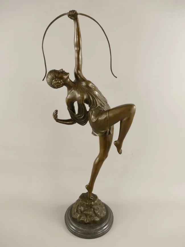 Bronze Diana Bogenschützin – Art Deco Frauenfigur auf Felsensockel
