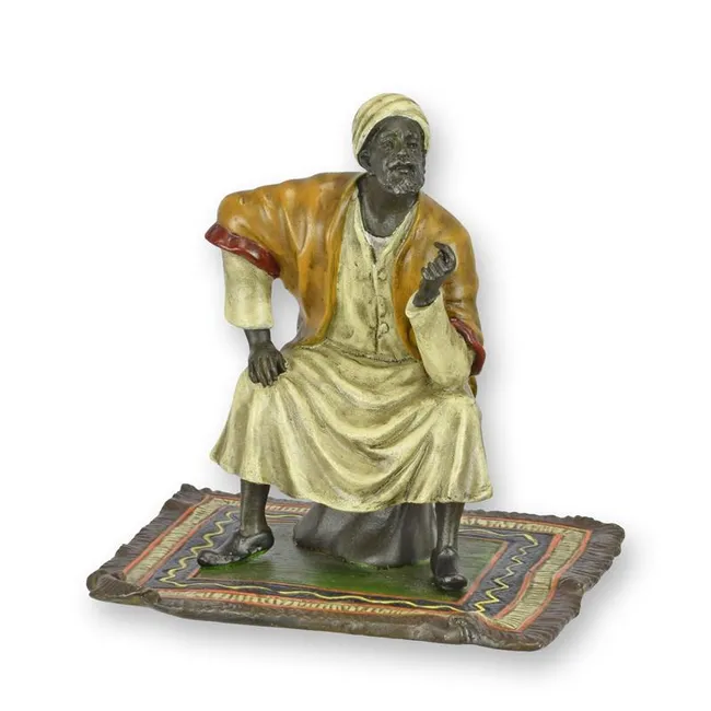 Bronzefigur orientalischer Haendler auf Teppich sitzend