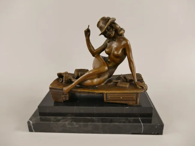 Bronze Frau mit Zigarette auf Truhe – Art-Deco-Genreszene mit Büchern auf Marmorplinthe L 23 cm