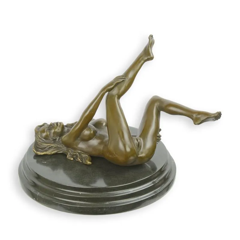 Bronze-Frauenakt liegend mit erhobenen Beinen