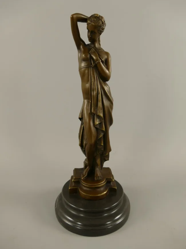 Bronze Frauenfigur in klassizistischer Drapierung – Skulptur mit erhobenem Arm auf treppenförmigem Sockel