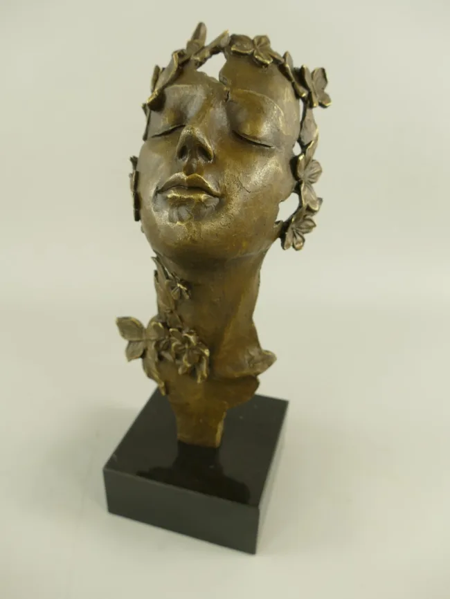 Bronze Frauengesicht mit Blumenkranz und Schmetterlingen – poetische Büste H 33 cm