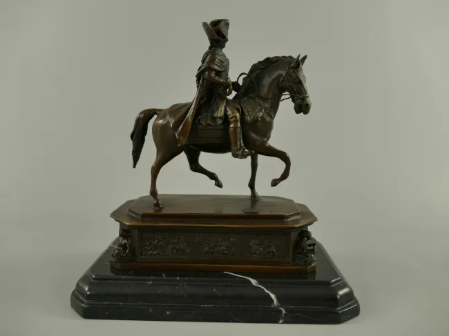 Bronze Friedrich II zu Pferd – equestres Portraet auf Bronzesockel