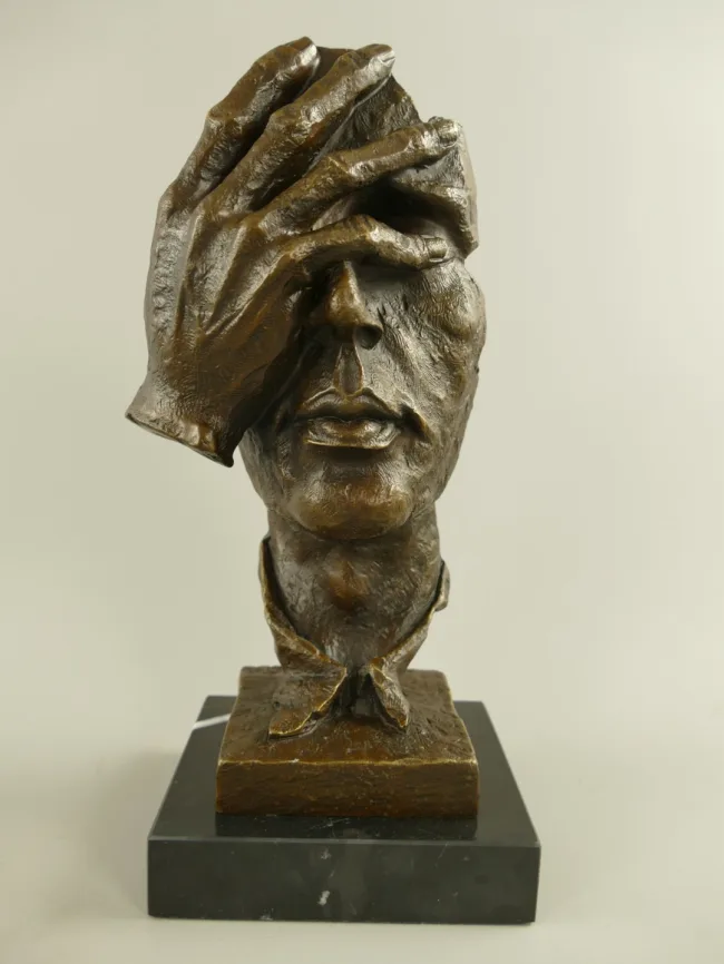 Bronzegesicht mit Hand – expressive Bronzemaske mit verdeckten Augen H 30 cm