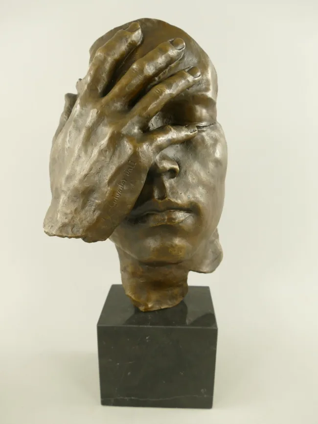 Bronzegesicht mit verdeckten Augen – introspektive Maske mit Handflaeche ueber der Augenzone H 42 cm