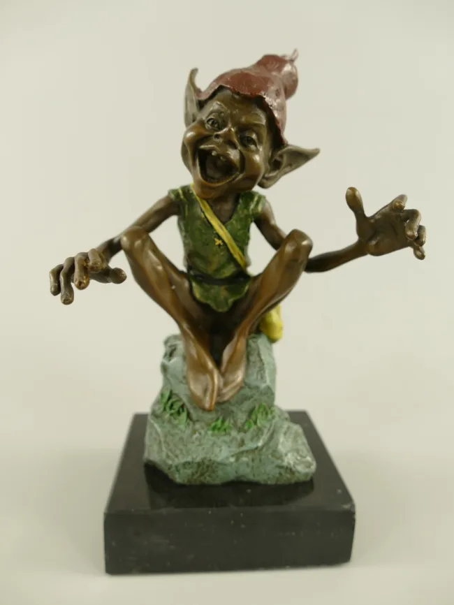 Bronze-Gnom auf Felsen – polychrome Maerchenfigur mit roter Muetze und moosgruener Jacke H 22 cm