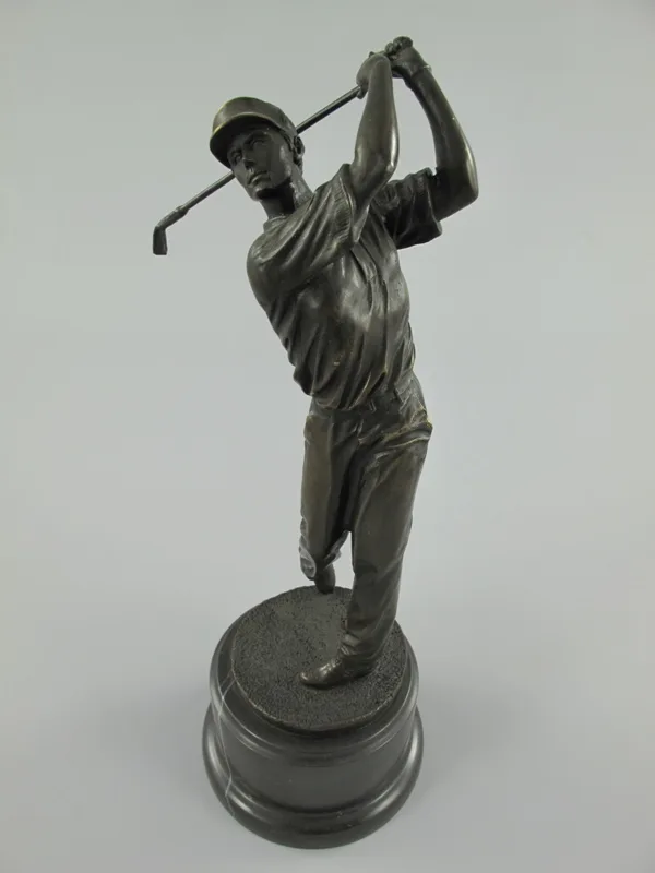 Bronzegolfer im Finishing-Swing – sportliche Figur auf zylindrischem Sockel