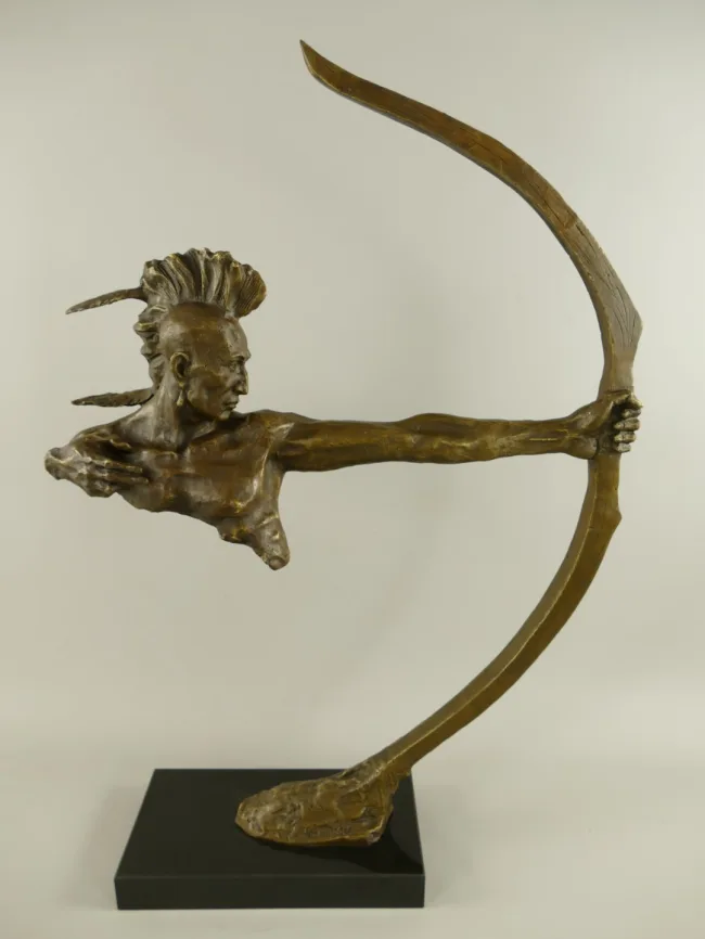 Bronze Indianer mit gespanntem Bogen – monumentale Skulptur 82 cm