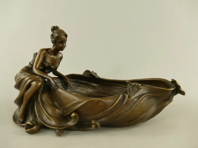 Bronze Jugendstil-Schale mit liegender Frauenfigur 32 cm lang
