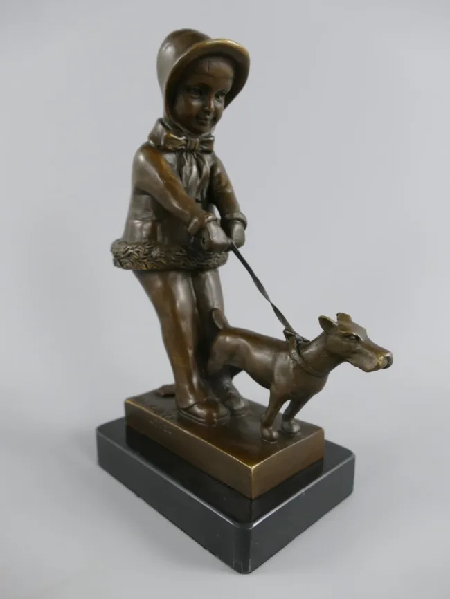 Bronze-Junge mit Hund an Leine – Belle-Epoque-Genre-Szene auf Marmorplinthe H 22 cm