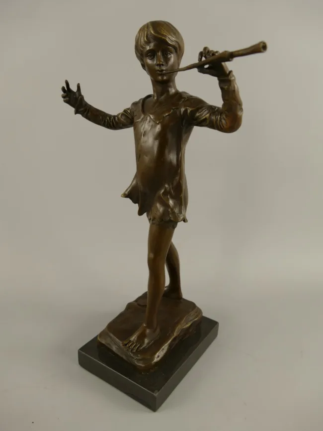 Bronze Junge mit Floete im Peter-Pan-Stil 32 cm auf Marmorplatte