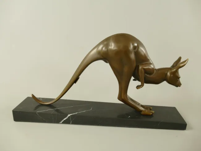 Bronzekaenguru im Sprint – Tierskulptur L 32 cm auf schwarzem Marmorsockel