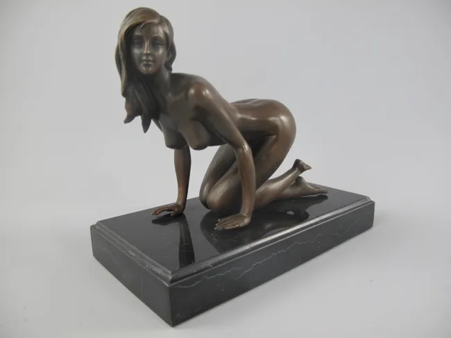 Bronzekriechende Frauenfigur Akt 17 cm hoch auf Marmorblock