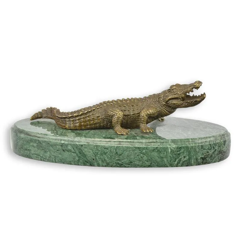 Bronze-Krokodil mit offenem Maul auf grünem Marmorsockel
