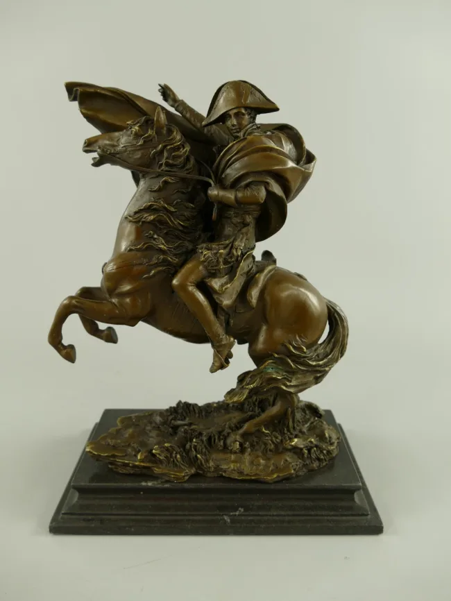 Bronze Napoleon zu Pferd steigend 30 cm hoch auf Felsensockel