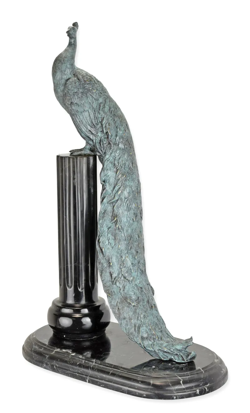 Bronze-Pfau auf Säule mit schwarzem Marmorsockel grüne Patina