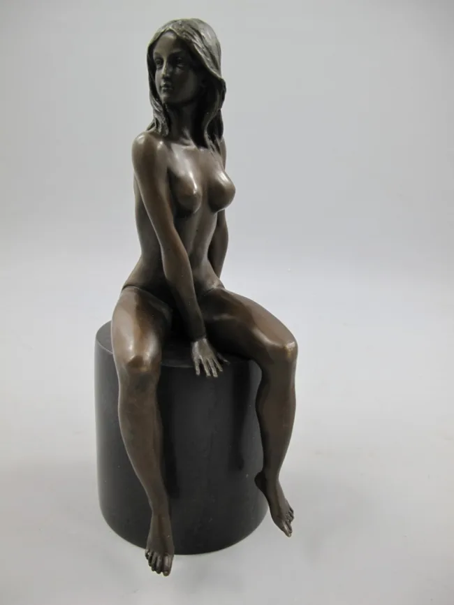 Bronzesitzende Frauenfigur Akt 27 cm hoch auf Marmorsockel