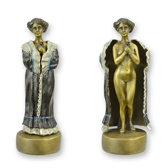 Bronzeskulptur Frau im Mantel elegante stehende Pose
