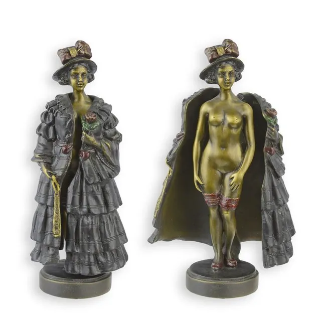 Bronzeskulptur Frau im Pelzmantel stehende Figur