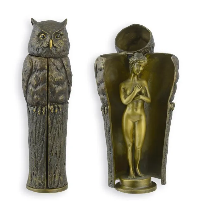 Bronzeskulptur weiblicher Akt verborgen im Baumstamm