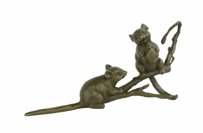 Bronzeskulptur zwei Maeuse auf Ast naturalistisch