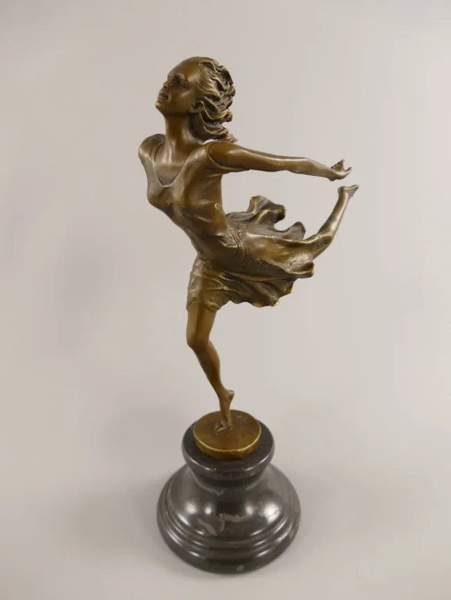 Bronze Tänzerin mit wehendem Rock auf einer Zehenspitze – lyrischer Art-Deco-Balanceakt auf Marmorsockel H 37 cm