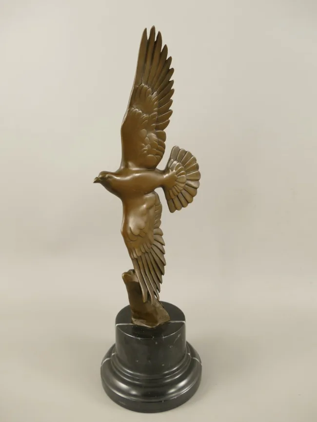 Bronze Taube im vertikalen Aufstieg – Flügel gespreizt auf schwarzem Marmorsockel H 39 cm
