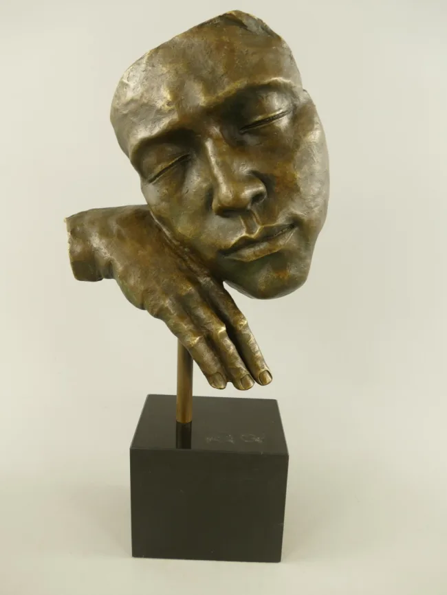 Bronzetraeumergesicht in Handflaeche – meditative Skulptur auf Marmorsockel H 43 cm